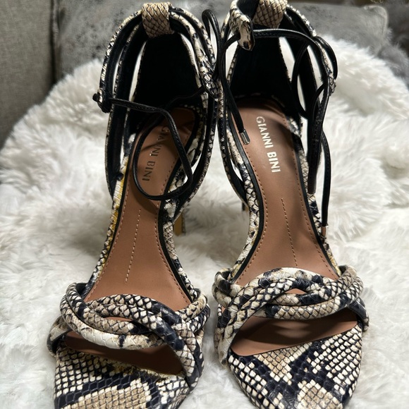 Giani Bernini Shoes - Gianni Bini
size 5 Snake Print Ankle Approx. 3.74" stiletto heel height